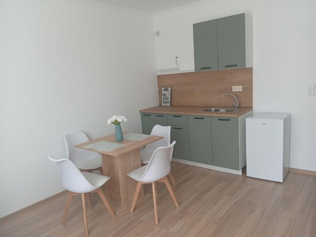 Kitchenette and dining table